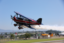 オープンキャンパスの写真 飛ぶ飛行機を見学