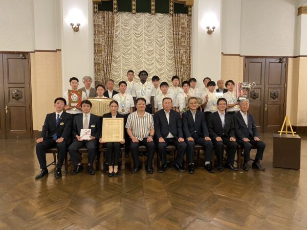 山梨県庁へインターハイ優勝報告｜男子バスケットボール部のイメージ